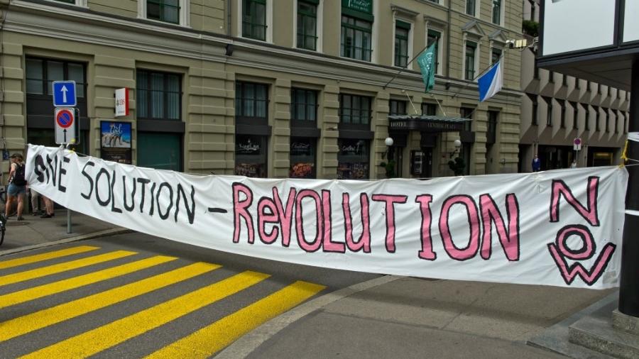 Cartaz de um protesto feminista na Suíça - Education Images/Education Images/Universal Image