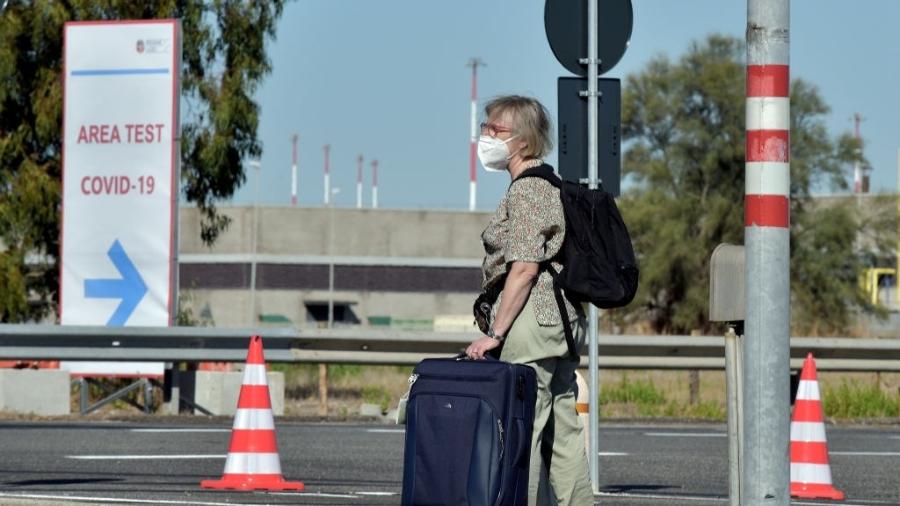 Turista aguardando peo teste no aeroporto de Roma, na Itália - Getty Images