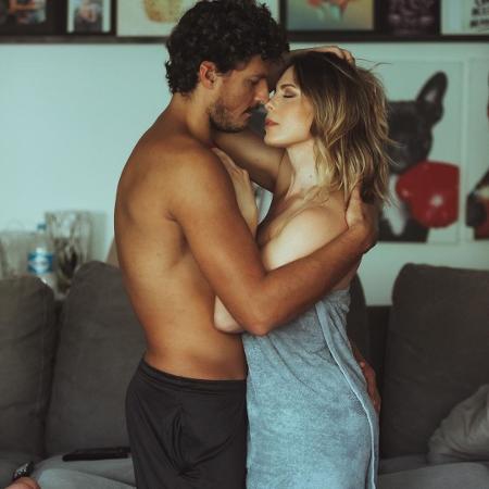 Sheila Mello faz ensaio com o namorado, João Souza, mais conhecido como Feijão - Reprodução / Instagram