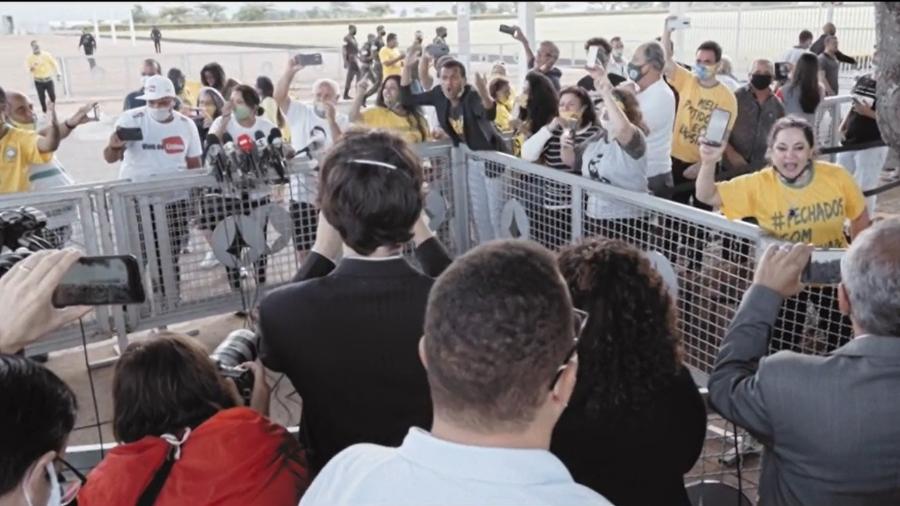 Jornalistas que cobrem a entrada do Palácio da Alvorada no "cercadinho" são hostilizados por apoiadores do presidente Bolsonaro - Reprodução
