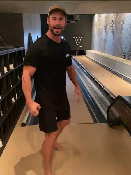 Chris Hemsworth tem uma pista de boliche em sua mansão - Reprodução/Instagram