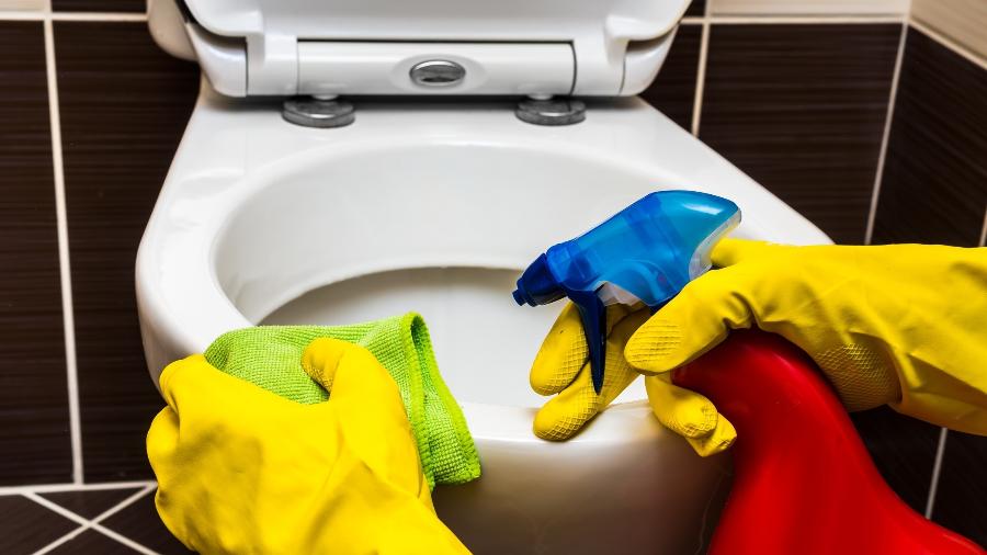 Vídeo no TikTok, compartilhado por uma profissional de limpeza, mostra como deixar o vaso sanitário realmente limpo - Getty Images