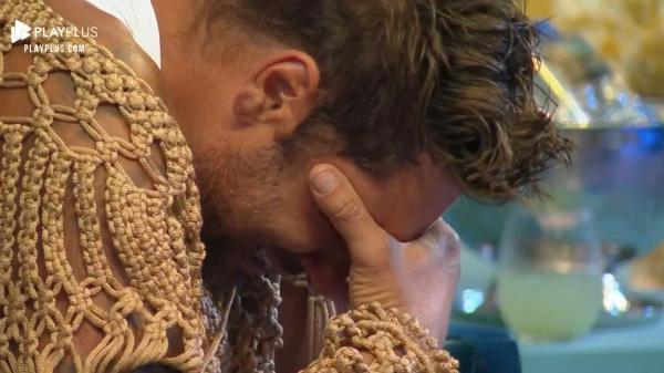 A Fazenda 2021: Victor Pecoraro cai no choro em festa - Reprodução/Playplus