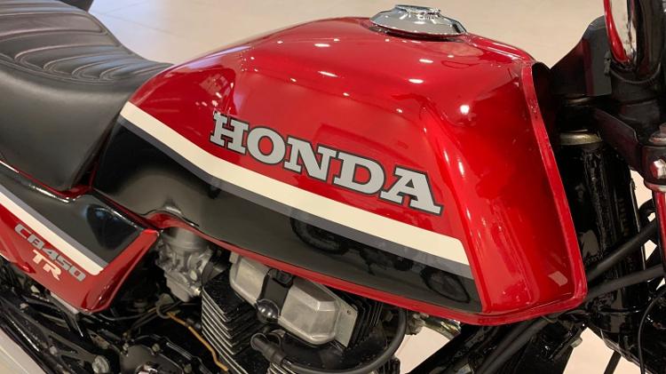Detalhe do tanque; CB 450 TR 1987 exigiu limpeza de carburador para voltar a funcionar Detalhe do tanque; CB 450 TR 1987 exigiu limpeza de carburador para voltar a funcionar