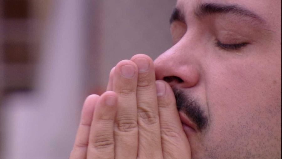 BBB 22: Tiago Abravanel chora sozinho na varanda - Reprodução/Globoplay