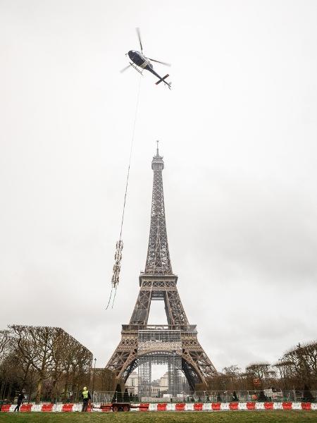 A Torre Eiffel com sua nova antena, aqui vista durante a instalação - Divulgação/Tour Eiffel