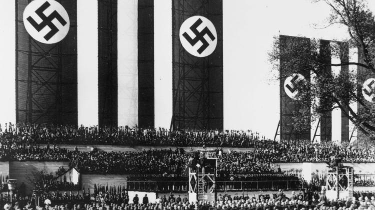 Soldados alemães durante discurso de Hitler no aeroporto de Tempelhof, em 1934 Soldados alemães durante discurso de Hitler no aeroporto de Tempelhof, em 1934