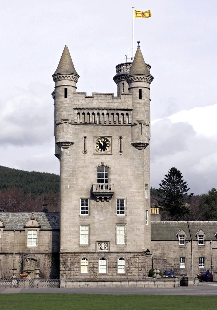 No detalhe, a torre principal com o relógio no castelo de Balmoral - Mark Cuthbert/UK Press via Getty Images - Mark Cuthbert/UK Press via Getty Images