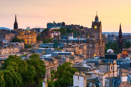 Vista de Edimburgo com o castelo ao fundo: marco da cidade