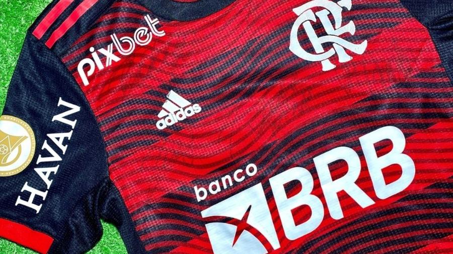 Camisa que Gabigol usou em 2022, ano da conquista da Copa do Brasil e da Libertadores, assinada por todo o elenco do Flamengo, está em leilão - Reprodução/Play For a Cause