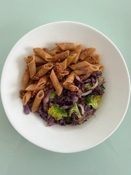 Plano alimentar estimulou criatividade na cozinha: macarrão integral, carne moída, repolho roxo refogado com brócolis e cebola