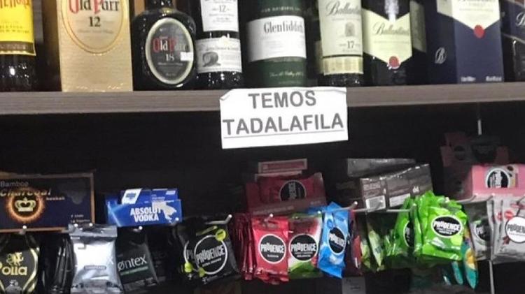 Imagem que mostra cartaz de venda de tadalafila em tabacaria viralizou nas redes sociais