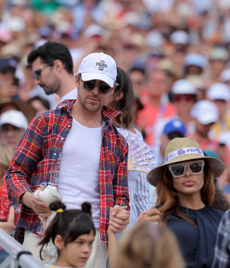 Ryan Gosling e Eva Mendes em meio à torcida nas Olimpíadas de Paris