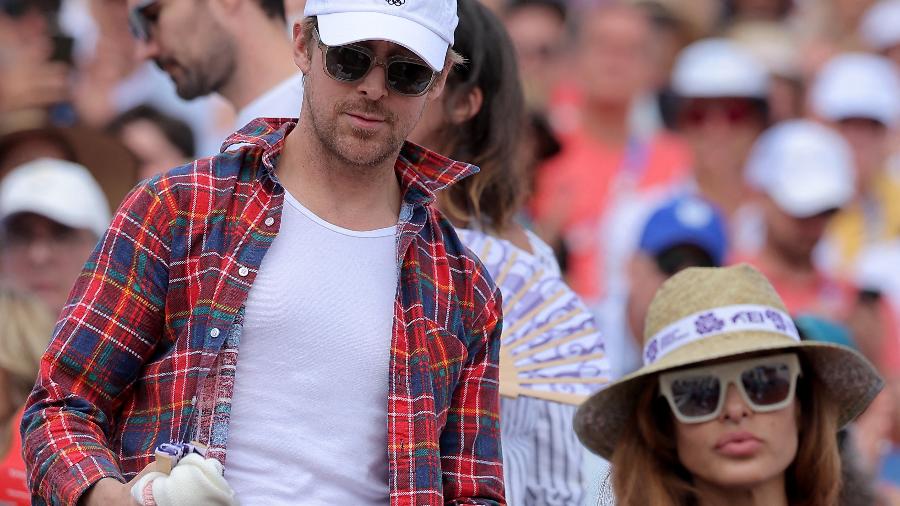 Ryan Gosling e Eva Mendes em meio à torcida nas Olimpíadas de Paris