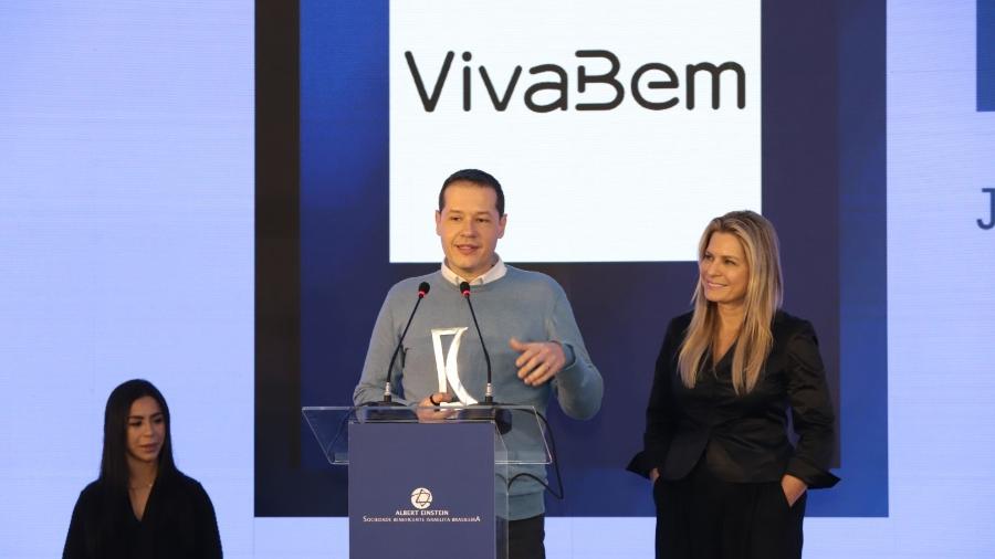 Cesar Candido dos Santos, editor-chefe de VivaBem, recebe troféu por VivaBem - Divulgação