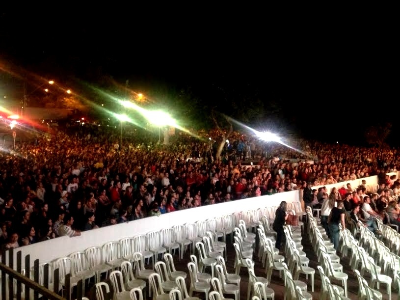 Público acompanha a missa de sétimo dia de Cristiano Araújo, na paróquia Nossa Senhora da Assunção, em Goiânia - Luciana Vitorino/UOL