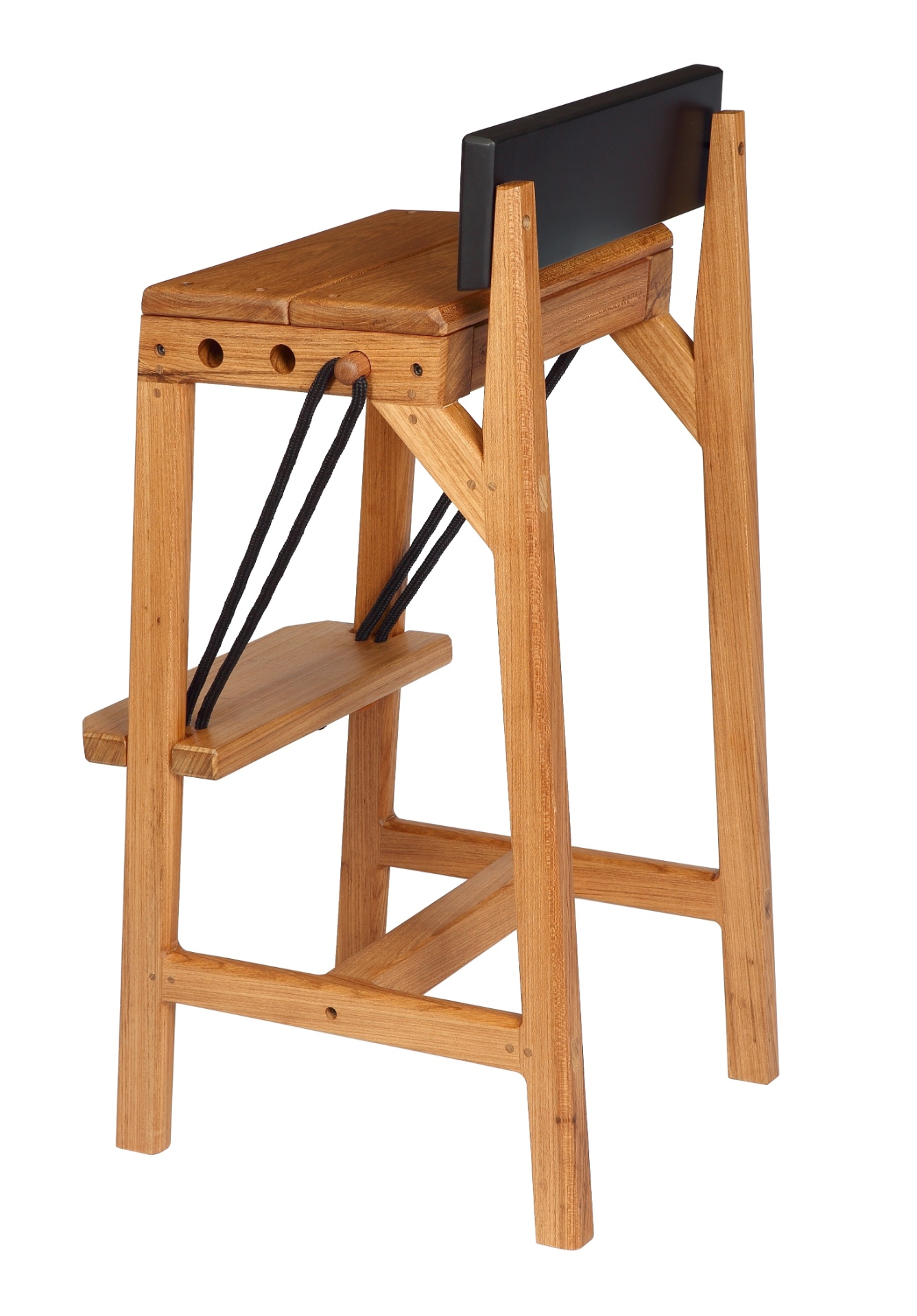 Banco Fragata, desenhado por Dimitrih Correa, é para bar e tem um sistema simples e independente de regulagem da altura do apoio para os pés, inspirado nas cordas das embarcações. A geometria do objeto, com linhas oblíquas, remete às fragatas (embarcações) e a vista lateral do móvel lembra o perfil da ave de mesmo nome - Carlos Ben/ Divulgação