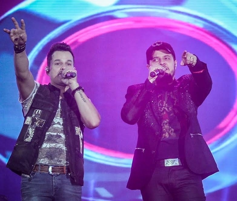 20.ago.2015 - João Neto & Frederico cantam seus sucessos como "Lê lê lê" e 'Última Dose" no primeiro dia do Festival de Barretos - Francisco Cepeda/AgNews