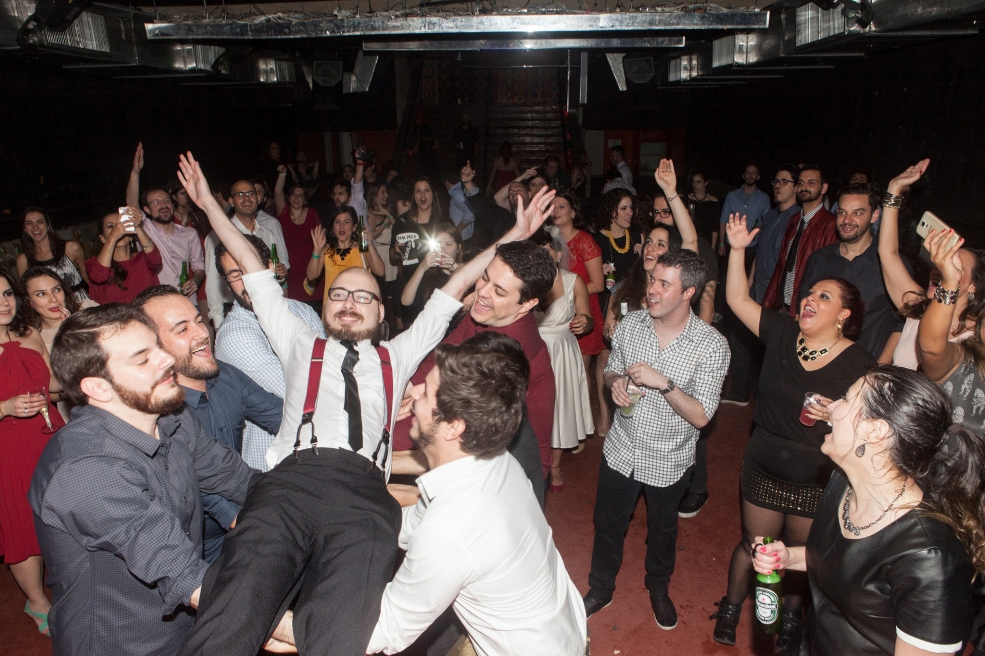 O noivo Cauã também aproveitou muito a festa na companhia dos mais de 200 convidados - Divulgação/Anna Silveira