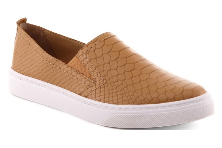 Slip-on caramelo com textura de pele de cobra, da Arezzo - Divulgação