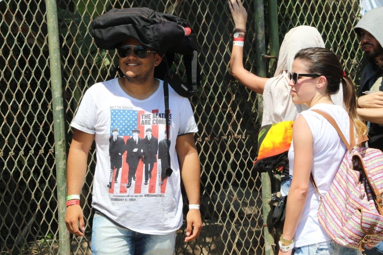 18.set.2015 - Fãs se protegem como podem do sol e do calor na entrada da Cidade do Rock - Zulmair Rocha/UOL