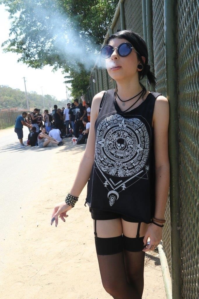 24.set.2015 - Julia Silva Carlos aguarda abertura dos portões do quarto dia do Rock in Rio, que terá como principal atração a banda de metal System of a Down - Zulmair Rocha/UOL