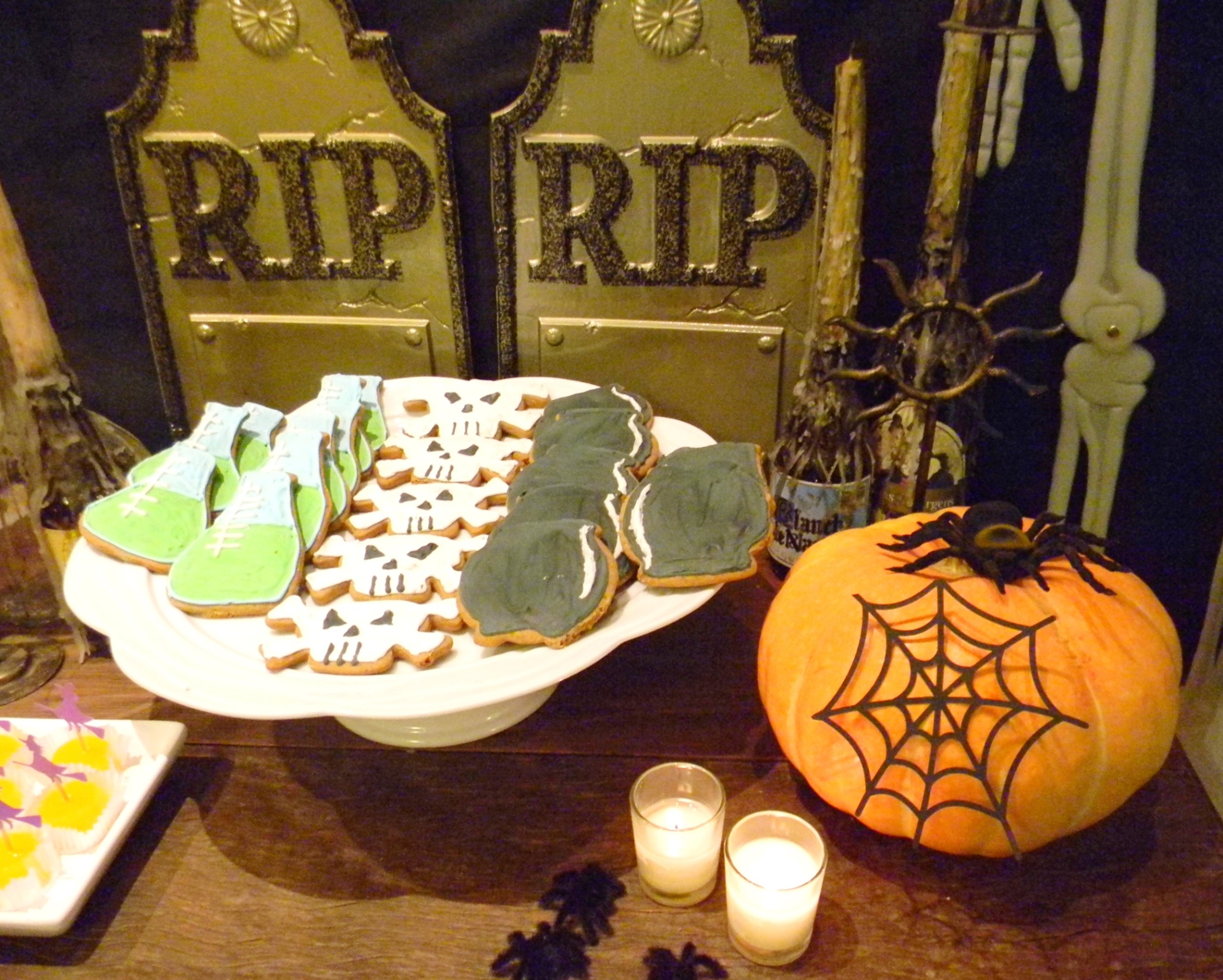 Os docinhos servidos neste aniversário com tema Halloween foram uma atração à parte. No detalhe, bolachas no formato de caveira, poção de feitiço e caldeirão feitas pela Fernanda Juc (11 98770-0808). Duas lápides e uma abóbora complementavam a cena, além de aranhas de plástico e garrafas com velas derretidas, que davam ar lúgubre à decoração - Divulgação