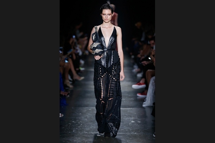 Ousado, o vestido da coleção de Helô Rocha mistura tecidos e texturas - Alexandre Schneider/UOL