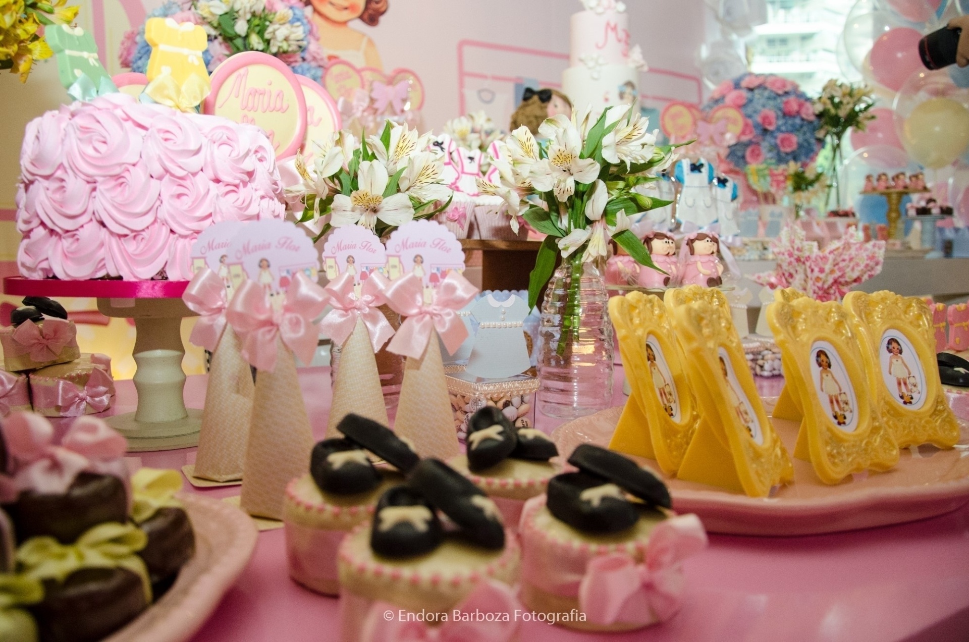 Sapatinhos feitos de pasta americana decoravam os pães de mel. Os convidados do chá de bebê também podiam se deliciar com casquinhas de sorvete recheadas com brigadeiro. As guloseimas eram da Pão de Mel Grazi & Grazi (www.paodemelgrazigrazi.com.br) - Endora Barboza Fotografia