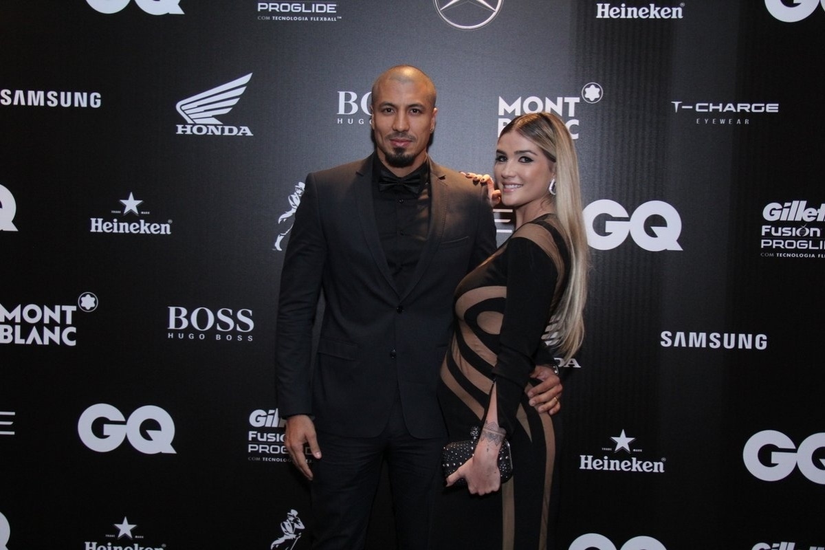 26.nov.2015 - Recém-casados e a espera do primeiro filho, ex-BBBs Aline e Fernando comparecem ao prêmio da revista "GQ" no Copacabana Palace, no Rio - Thyago Andrade/Photo Rio News