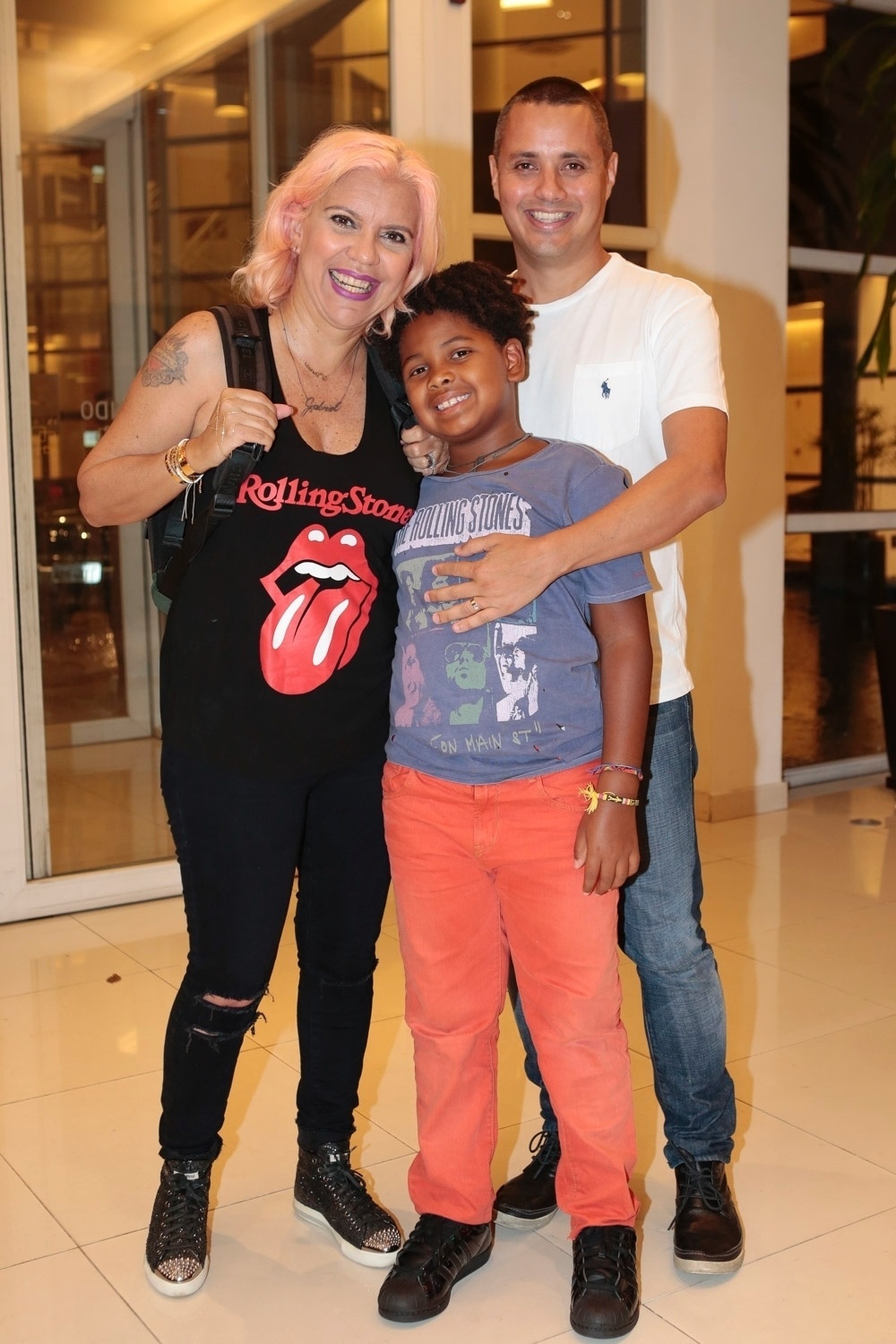 24.fev.2016 - A apresentadora Astrid Fontenelle chega com seu filho, Gabriel, e seu marido, Fausto Franco, a camarote em hotel de São Paulo para assistir ao show dos Rolling Stones - Rafael Cusato/Brazil News