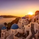 SANTORINI (GRÉCIA): Quem nunca se impressionou com fotos do entardecer visto a partir das construções branquinhas do vilarejo de Oia, em Santorini? O local é repleto de falésias e penhascos e um atrativo imperdível para quem visita a ilha grega - Getty Images