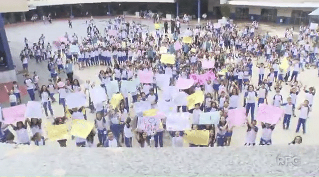 25.mar.2016 - Às vésperas da grande final do reality show "The Voice Kids", que será realizado no próximo domingo, na Globo, os três concorrentes mirins se tornaram celebridades instântaneas em suas respectivas cidades, ambas localizadas no Estad do Paraná - Reprodução/RPC/TV Globo