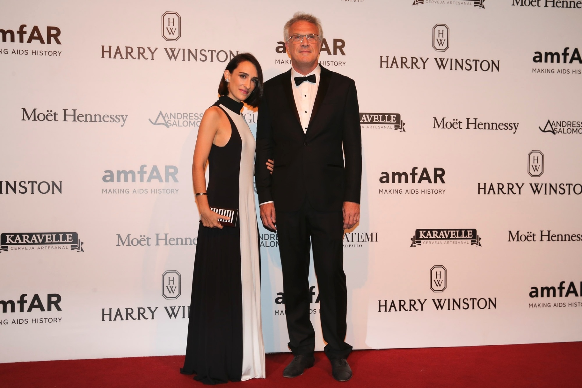 15.abr.2016 - Pedro Bial chega acompanhado da mulher, a jornalista Maria Prata, ao sexto baile de gala da amfAR, em São Paulo - Manuela Scarpa/Brazil News