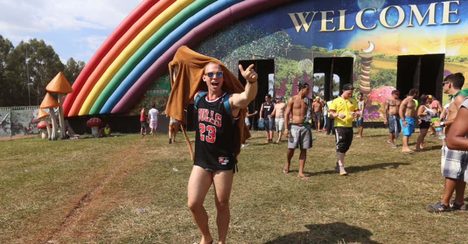 22.abr.2016 - Público começa a chegar no no parque Maeda, em Itu, para o segundo dia de festival