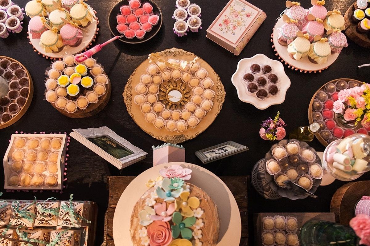 Vista do alto da mesa de guloseimas do aniversário de cinco anos com tema Rapunzel. Os doces são da Zuly (www.zulydoces.com.br) e o bufê da Elisa Yoshimura Gastronomia (www.facebook.com/ElisaYoshimuraGastronomia) - Sandra Pagano/Divulgação