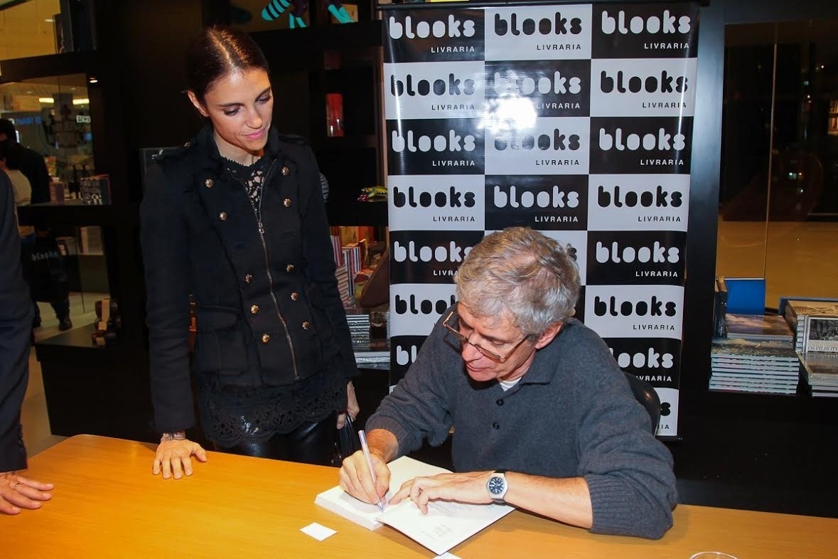 23.mai.2016 - Maurício Stycer autografa um exemplar do seu livro para Chris Flores - Manuela Scarpa/Brazil News