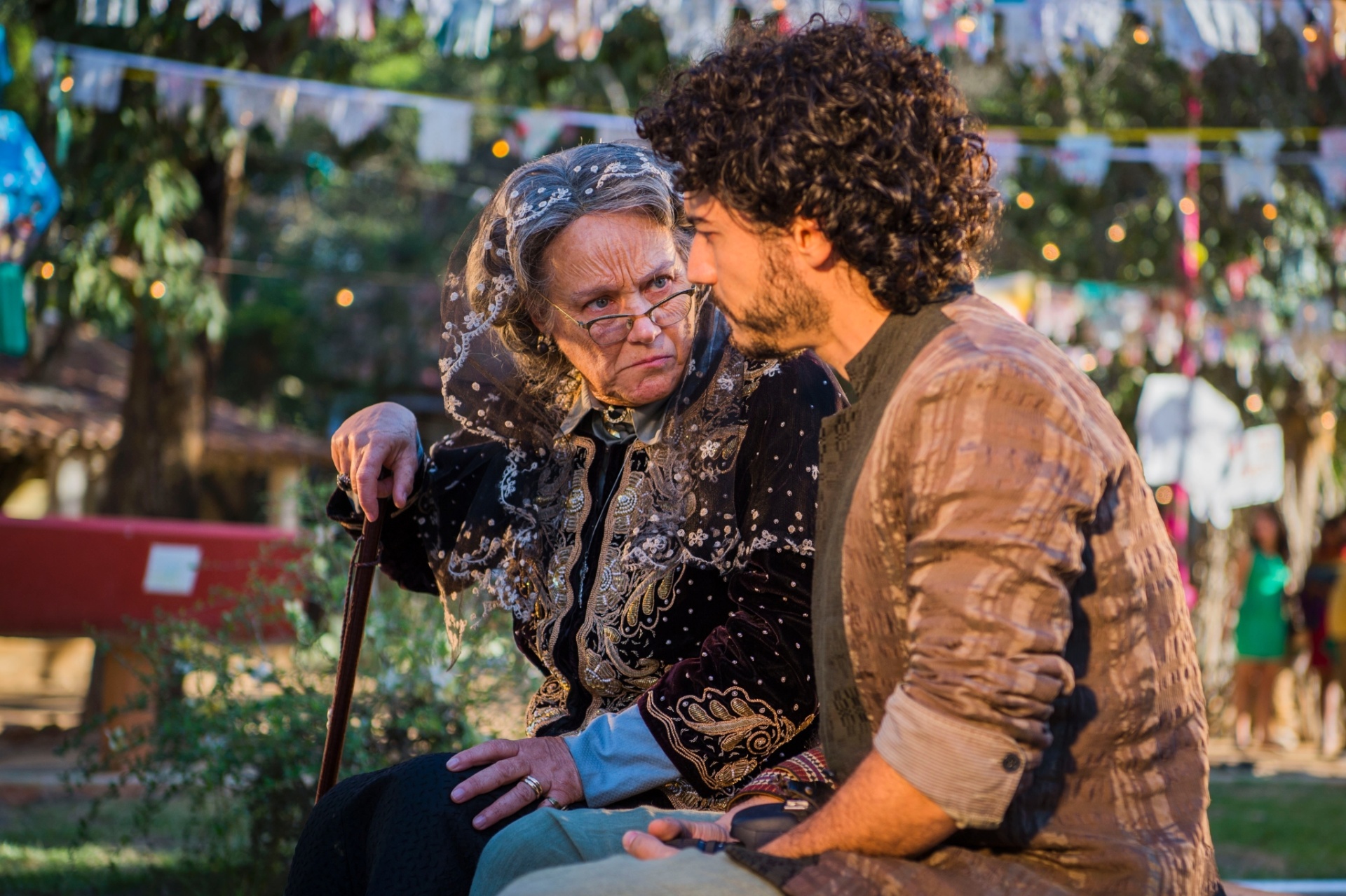 Encarnação (Selma Egrei) conversa com Martim (Lee Taylor) - Caiuá Franco/Globo