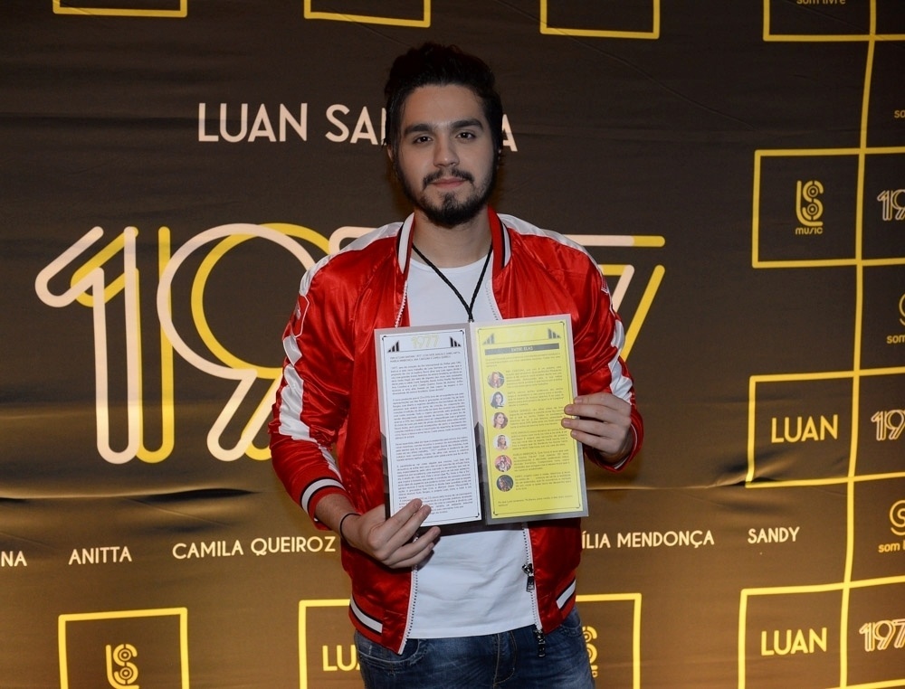 10.ago.2016 - Luan Santana mostra o encarte do seu novo DVD, "1977", que homenageia as mulheres e traz músicas em parceria com grandes artistas femininas - Francisco Cepeda/AgNews