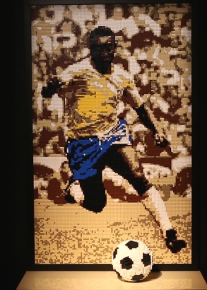 Nathan Sawaya fez painel de peças de Lego homenageando Pelé  - TV UOL - TV UOL