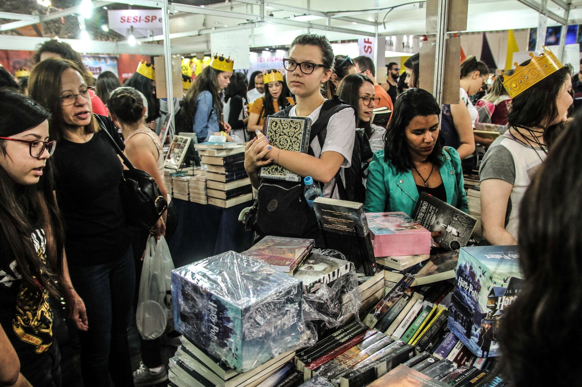 27.ago.2016 - Jovens lotam a Bienal do Livro de São Paulo, no  Pavilhão de Exposições Anhembi, zona norte da capital - Amauri Nehn/Brazil Photo Press/Estadão Conteúdo