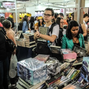27.ago.2016 - Jovens lotam a Bienal do Livro de São Paulo, no  Pavilhão de Exposições Anhembi, zona norte da capital - Amauri Nehn/Brazil Photo Press/Estadão Conteúdo