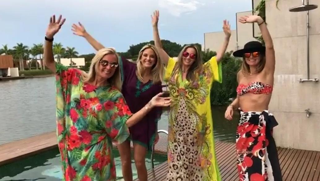 31.dez.2016 - Ticiane Pinheiro se despede de 2016 ao lado da mãe, da irmã e de Melissa Wilman, mulher de Otávio Mesquita. "Adeus Ano Velho, Feliz Ano Novo que tudo se realize no ano que vai nascer...", escreveu a apresentadora - Reprodução/Instagram