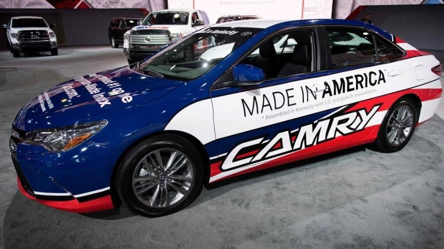 No salão, Toyota Camry estampa "Feito na América (com peças dos EUA e de outras partes do mundo)" - Jim Watson/AFP