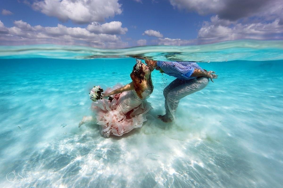 Susana e Jovany dão beijo debaixo d'água após a cerimônia. A fotógrafa Sol Tamargo contou que foi um desafio fotografar o casamento já que foi preciso roupas de mergulho, snorkel e equipamentos para registrar a cerimônia debaixo d'água - Del Sol Photography/Reprodução