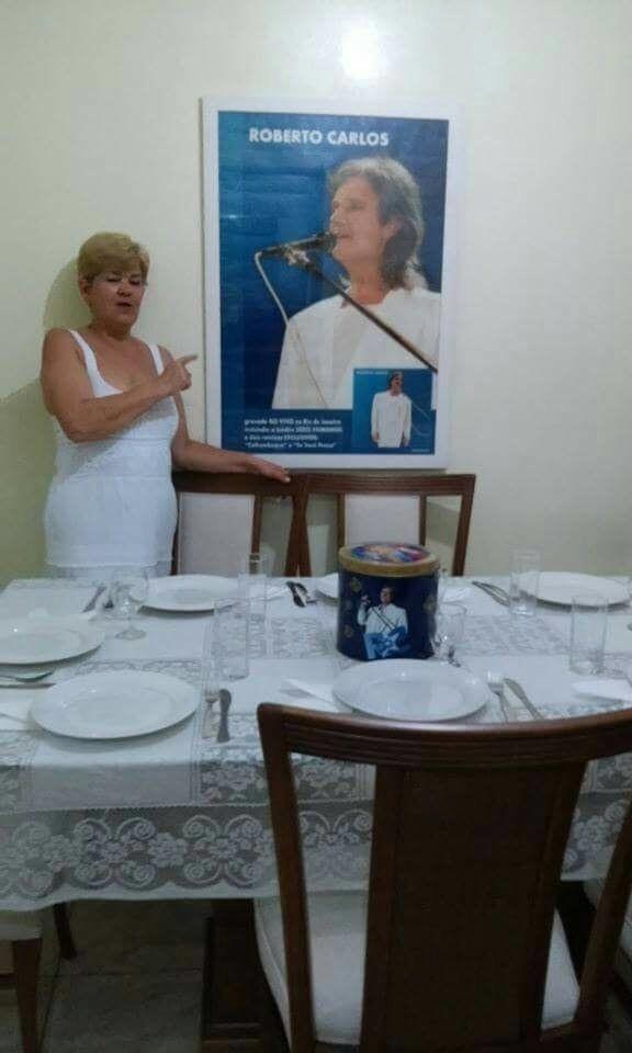 Simone posa ao lado da mesa de jantar que preparou em comemoração ao aniversário de 75 anos do músico completados em abril de 2016 - Arquivo Pessoal