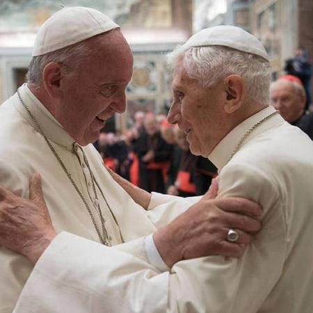 O papa Francisco, de 84 anos, e o papa emérito Bento 16, 93, foram vacinados contra a covid-19 - Getty Images