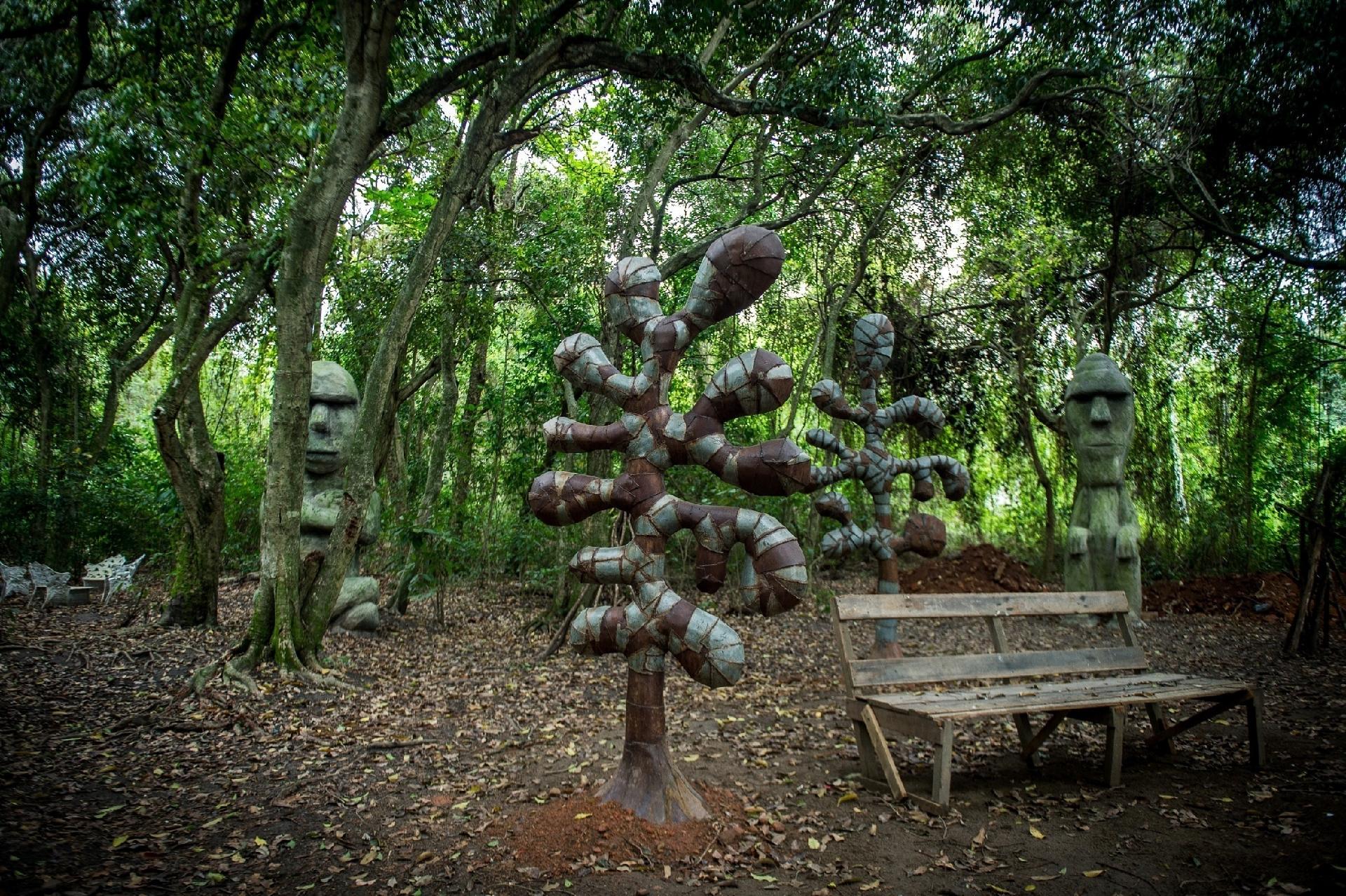 A área externa da casa de Mercedes tem santos e garrafas pet cheias d'água espalhadas pelos cantos e conta também com 120 esculturas de funcionários da Globo. Algumas delas são do artista plástico mineiro Leandro Gabriel - Raquel Cunha/Globo