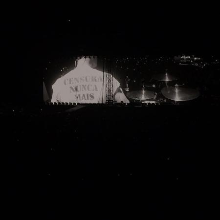 Larry Mullen Jr. fez questão de mandar uma mensagem bem direta em português nas costas de sua camiseta: "Censura Nunca Mais" - Tiago Dias/UOL - Tiago Dias/UOL