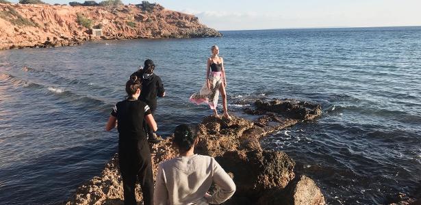 Celina Locks durante making of da campanha de sua primeira coleção de moda praia - Divulgação - Divulgação